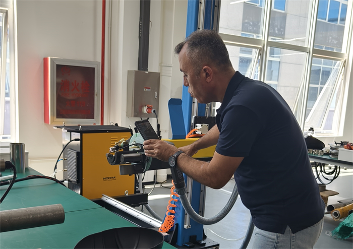 来自土耳其的客户参观并查看了管板焊接产品。