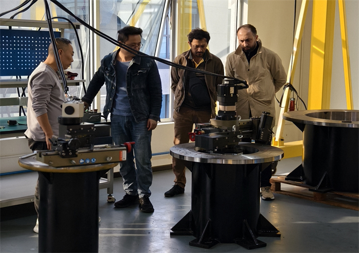 来自阿塞拜疆的客户参观了NODHA公司，考察了3米法兰端面加工机。