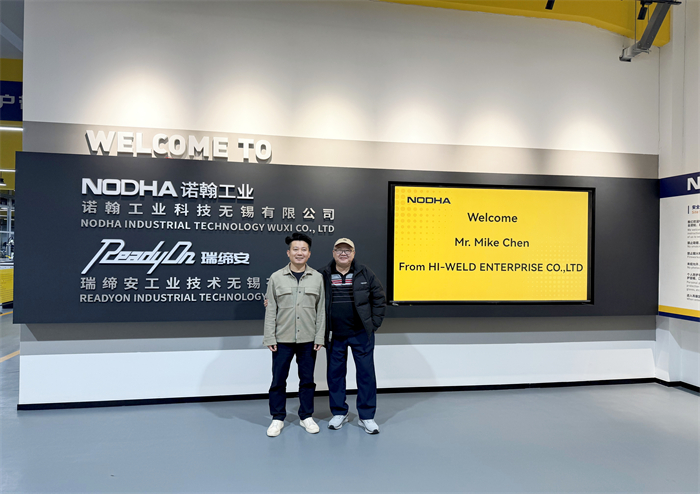 一群来自台湾的顾客参观了