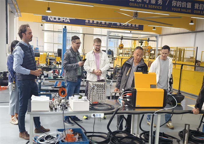 来自墨西哥和俄罗斯的客户同时来访